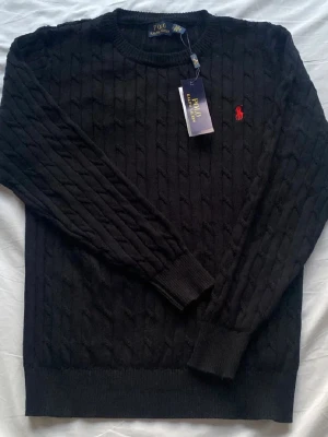 Ralph lauren sweater - Säljer denna Ralph lauren sweater då den inte kommer till användning längre. Den är i storlek L men sitter mer som en M. Tveka inte på att höra av dig om du har frågor.