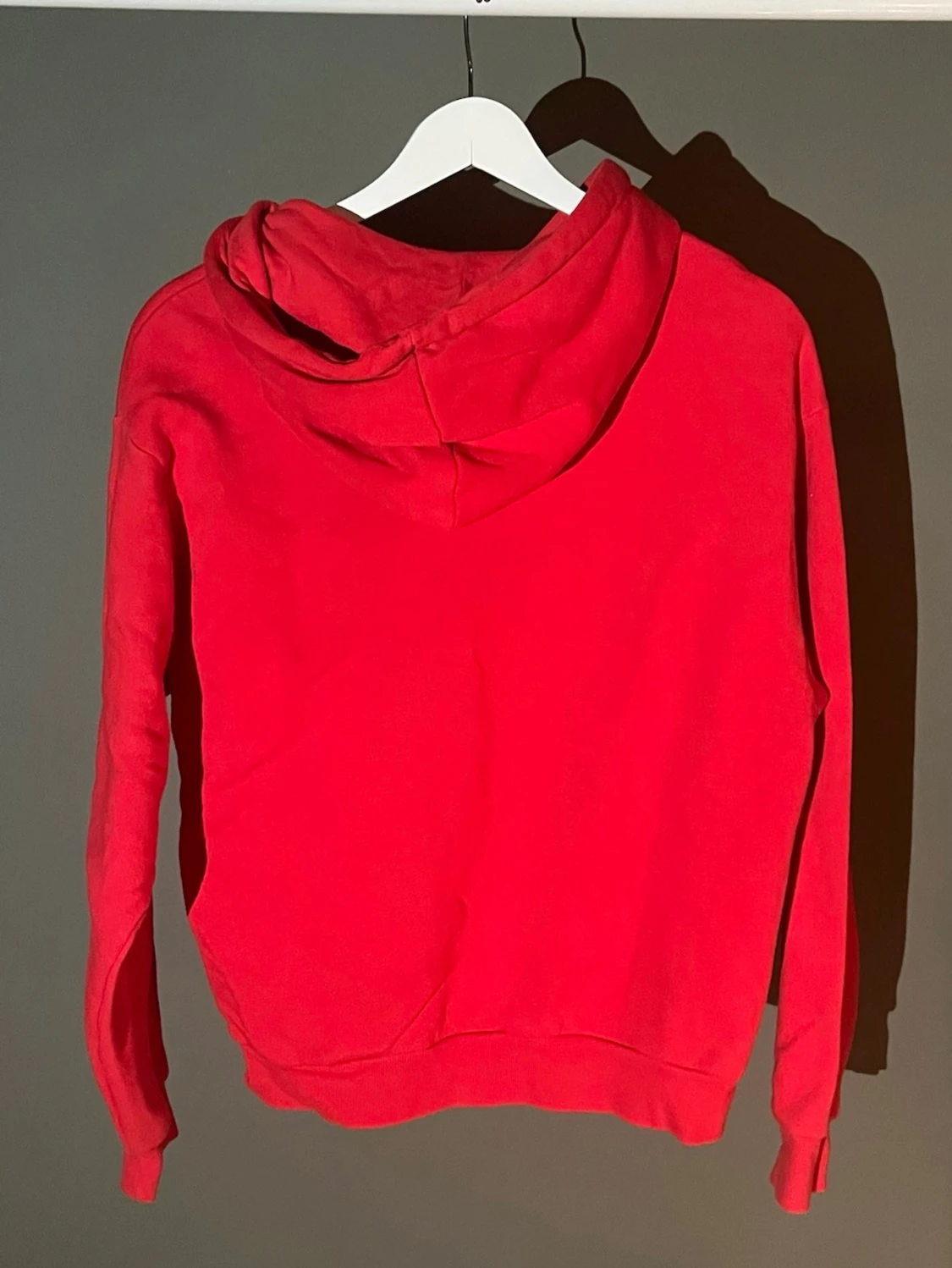 Röd hoodie med magficka - 1