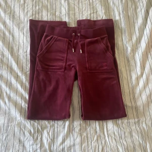 Juicy Couture Byxor - Juicy Couture Del Ray Pocket Pants i färgen Tawny Port                                                                🤍Rak modell                                                           🤍Innerbens längd: 79 cm                                     🤍Midja: 60 cm                                                       🤍Höft: 86 cm.                                               Byxorna överlag är i ett väldigt gott skikt och har bara används ett fåtal gånger.                        Nypris 1 199kr