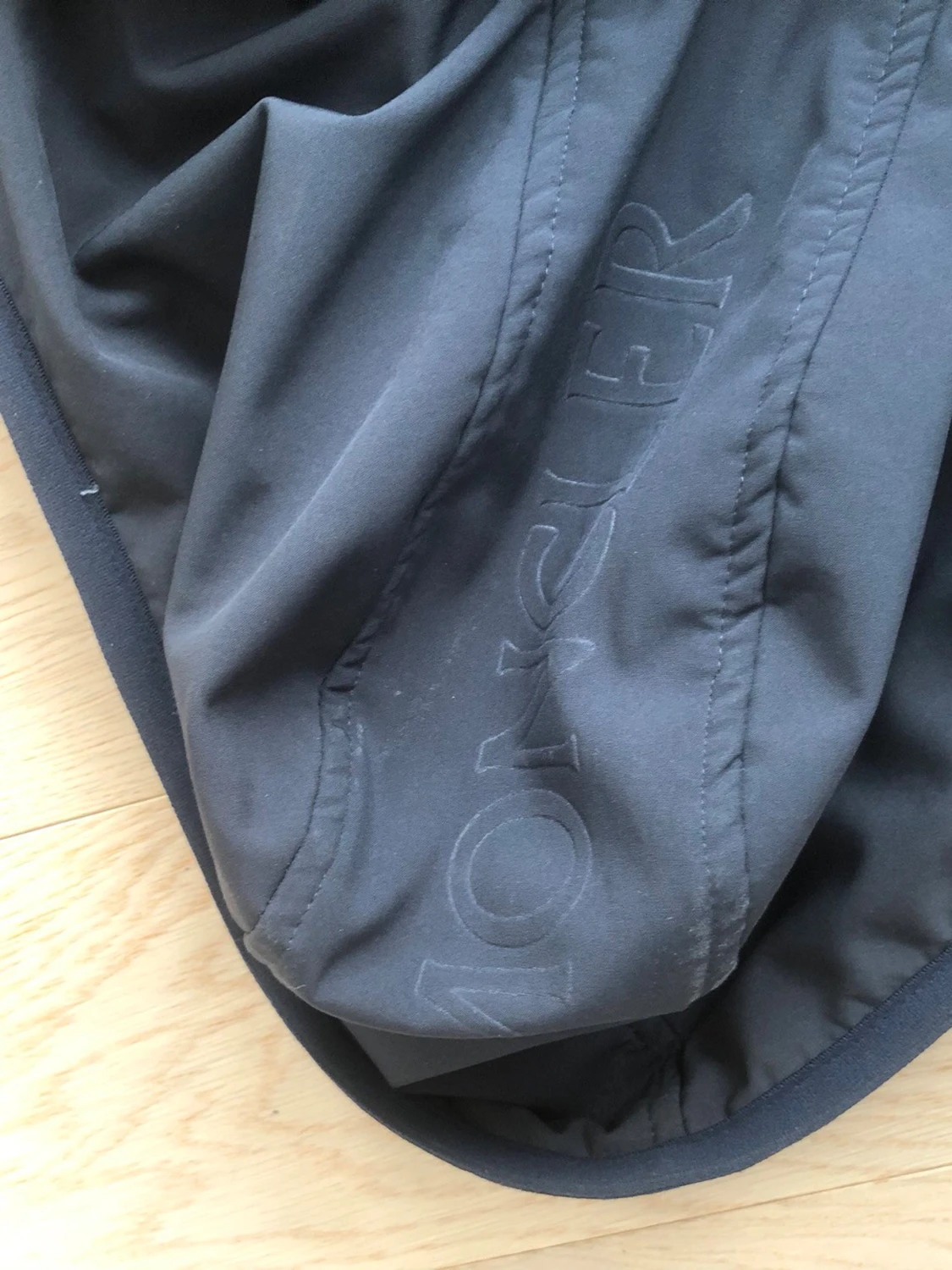 Svart dunjacka med huva från Moncler - 2