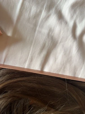 Löshår - Löshår clip on🤍Jättesmidigt att sätta i. Det är väl omhändertaget. Består av rader av 5+4+2+2+1+1. Håret är ca 50 cm. Köpt för 1599kr.