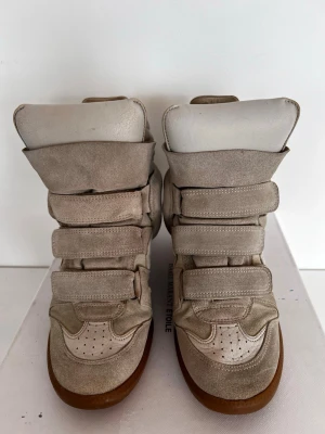 Isabel Marant skor  - Säljer jättefina Isabel Marant i storlek 39💕 Skorna är äkta och i bra skick, kartong medföljer! Har tyvärr inte kvar kvittot🌸 Kan skicka fler bilder vid intresse ☺️Kan även posta samma dag som köpet!