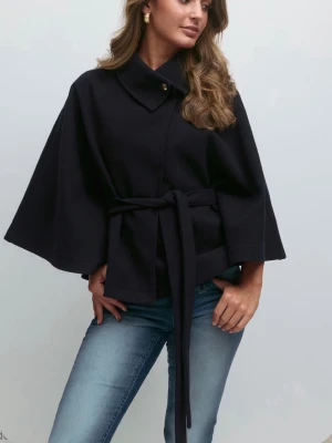 Svart cape-kappa med knytband - PRISLAPP KVAR!! Helt oanvänd!! Stilren svart cape-kappa med breda ärmar och knytband i midjan. Kappan har en hög krage med knappstängning och en lös, avslappnad passform. Perfekt för dig som gillar en trendig och elegant look.