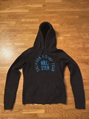 Hollister hoodie - Storlek M sitter som en S. Väldigt bra skick. Skriv för mer frågor eller funderingar