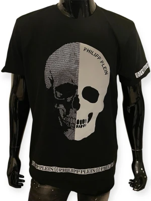 Philipp Plein T-Shirt-Svart, Strl XL - Helt ny. Fin replika med hög kvalitet. EU| XL normal i passform. Först till kvarn. Skickas direkt inom 24h