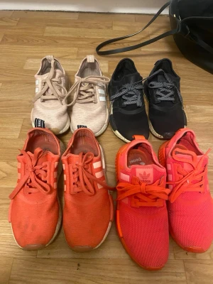 Adidas skor  - Säljer 4 par aridas skor, perfekt för träning, dem är använda men i bra skick, mer smutsiga än använda! Dem två längst upp är storlek 38,5 och dem två längst ner är storlek 39,5, säljer alla fyra för 500kr! 