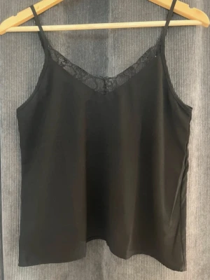 Svart linne med spets - Svart linne med spets