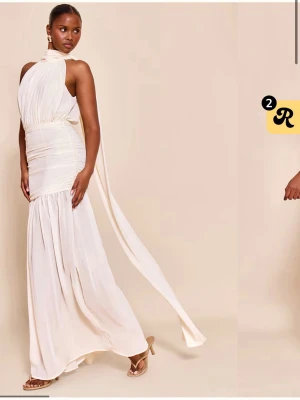 Balklänning - Så fin balklänning som tyvärr va för liten för mig och därav har jag inga egna bilder. Aldrig använd. Väldigt ljusgul