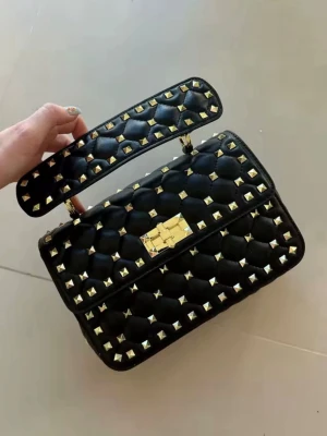 Svart valentino likande väska! - Skit snygg valentino liknande väska för super bra pris! Passar alla tillfällen! As snygg!!