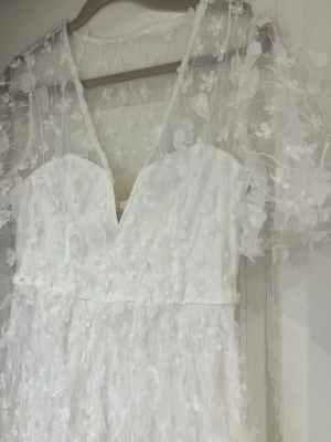 Superfin studentklänning! - Superfin studentklänning! Från Bubbleroom, endast testad & har valt en annan klänning till studenten. Nypris 999kr. Jag säljer den för 490kr. Size 34.