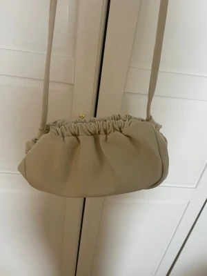 Vit dumplingbag  - Säljer denna jättesnygga vita dumplingbagen då den inte kommer till användning för mig och är i mycket bra skick, bara att höra av sig vid frågor 💖💖