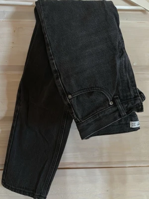 Svarta raka jeans från Weekday - Svarta raka jeans storlek 34. 