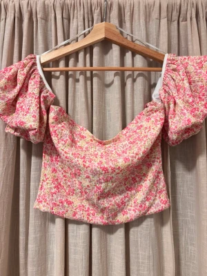 Blommig topp Gina Tricot - Supersöt croppad topp från Gina Tricot med blommigt mönster. 