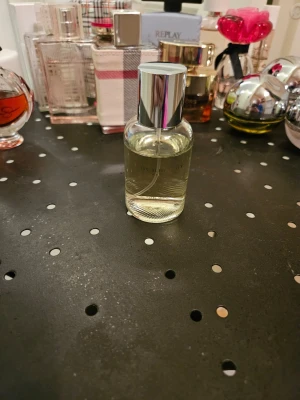 Burberry Weekend Eau de Parfum - Burberry Weekend Eau de Parfum för kvinnor i en elegant, rund glasflaska med silverfärgat lock. Doften har en fräsch och blommig karaktär, perfekt för dig som gillar klassiska och stilrena parfymer. Flaskan har subtil Burberry-logga ingraverad och rymmer en ljusgul vätska. https://www.notino.se/burberry/weekend-for-women-eau-de-parfum-for-kvinnor/p-60014/