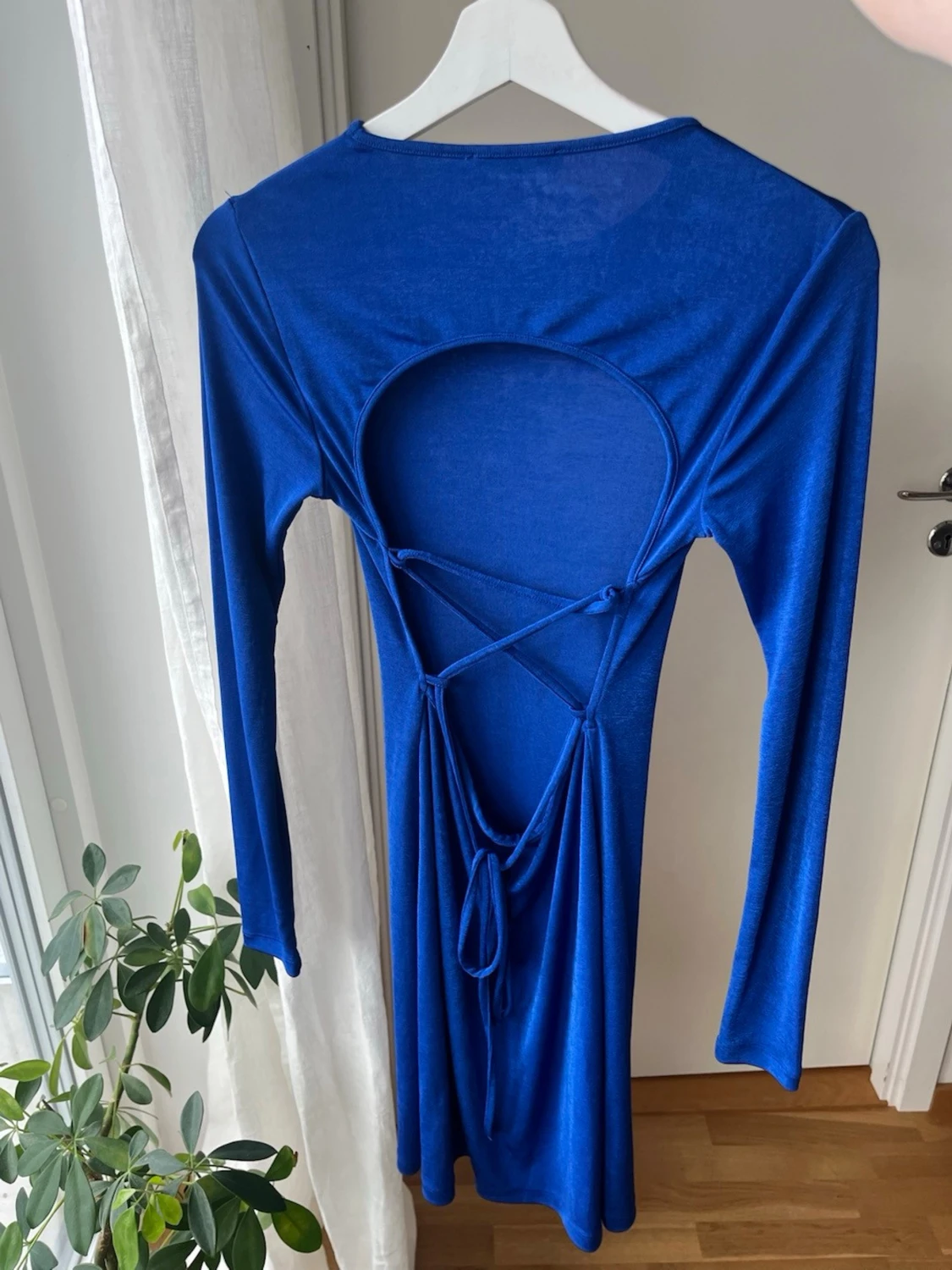 Blå tight klänning med öppen rygg - 3