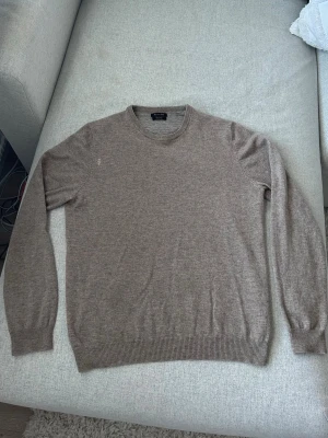 Beige cashmeretröja Massimo Dutti - Klassisk beige stickad tröja från Massimo Dutti i 100% Kashmir.  Pris ej ristat i sten, kan gå ner vid snabb affär. Skriv för ytterligare frågor..