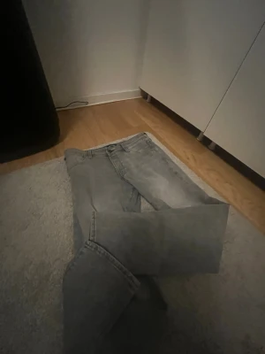 Jack and Jones jeans  - Jack and Jones jeans 31 30 i storlek skulle rekomdera för folk som vill ha lite åt de tajtare hållet om du inte är under 170 60 kg men om du är över 175 65 är de lite tajtare