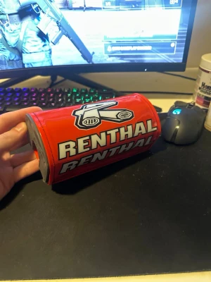Renthal barpad - Säljer en röd renthal barpad till mopeder. Säljer då moppen skulle bli röd men blir lila istället. Helt ny och oanvänd 