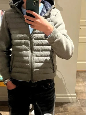 Cardigan - Grå cardigan ifrån Massimo Dutto i storlek xxs-xs(158-166) Snygg i bra skick perfekt till våren och sommaren🥰💛Hör av er vid minsta fundering!