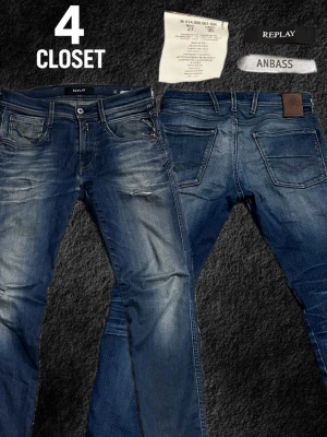 Mörkblå Replay Anbass 27/30 - Feta blå slimfit jeans ifrån Replay med modellen Anbass! De har ett par snygga diskreta slitningar vid låren och en skön wash. Skick - Mycket bra ✅Storlek - W27 L30 ✅ Kontakta mig för frågor och eventuella prisförslag, priset går att diskutera!🤝