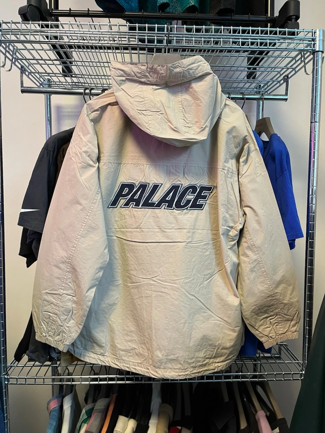 Beige vindjacka från Palace - 1