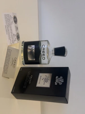 Creed Aventus  100ml - Helt ny. Creed Aventus Eau de Parfum i 100 ml flaska. Flaskan är genomskinlig med svart etikett och silverdetaljer, och har en elegant svart kork. Kommer med originalförpackning och certifikat. En ikonisk doft med lyxig känsla och exklusiv design. Använd bara 1-2 sprut, säljer eftersom jag föredrar söta dofter.