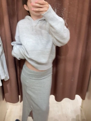 Söt stickad hoodie  - En söt stickad hoodie från Gina young 💕Mycket väl använd och jag visade deffekterna på bilden. Säljer pga ändrad stil 💘