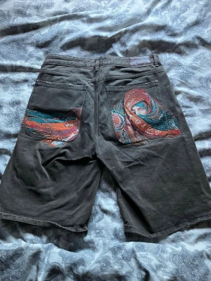 Derschutze Yasmin v3 Jorts - Bruna denimshorts med bred passform och färgstarkt broderi på bakfickorna. €94 + Frakt nypris