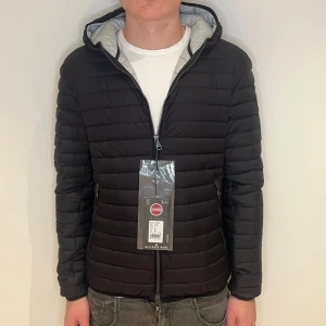 Colmar jacka  - Colmar jacka, mycket bra skick. Använd väldigt lite och försiktigt. Storlek 50 vilket passar mig som är storlek M. Perfekt jacka för våren, hör av dig vid minsta fråga eller fundering! 