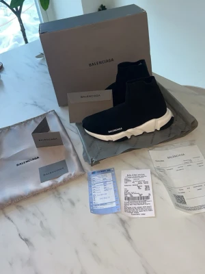 Balenciaga Speed Trainers i toppskick! - Svart/Vita balenciaga speed i storlek 42, box, kvitto, kort, kuvert, box, dustbag medföljer. Kvitto finns! Tveka inte på att höra av dig vid funderingar!