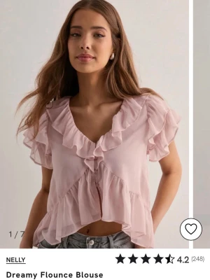 Nelly blus - En jättesöt blus från Nelly! Endast använd 1-2 gånger, inga defekter❤️Slutsåld på hemsidan. Nypris 299