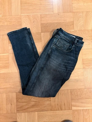 Replay jeans  - Härliga replay jeans som knappt är använda jeansen är i Storlek 33. Hör av er om ni vill ha mått eller har någon fråga 🙌🏼🙌🏼