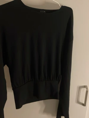 Gina tröja - Svart tröja med vida ärmar och tajtare runt midjan, oanvänd