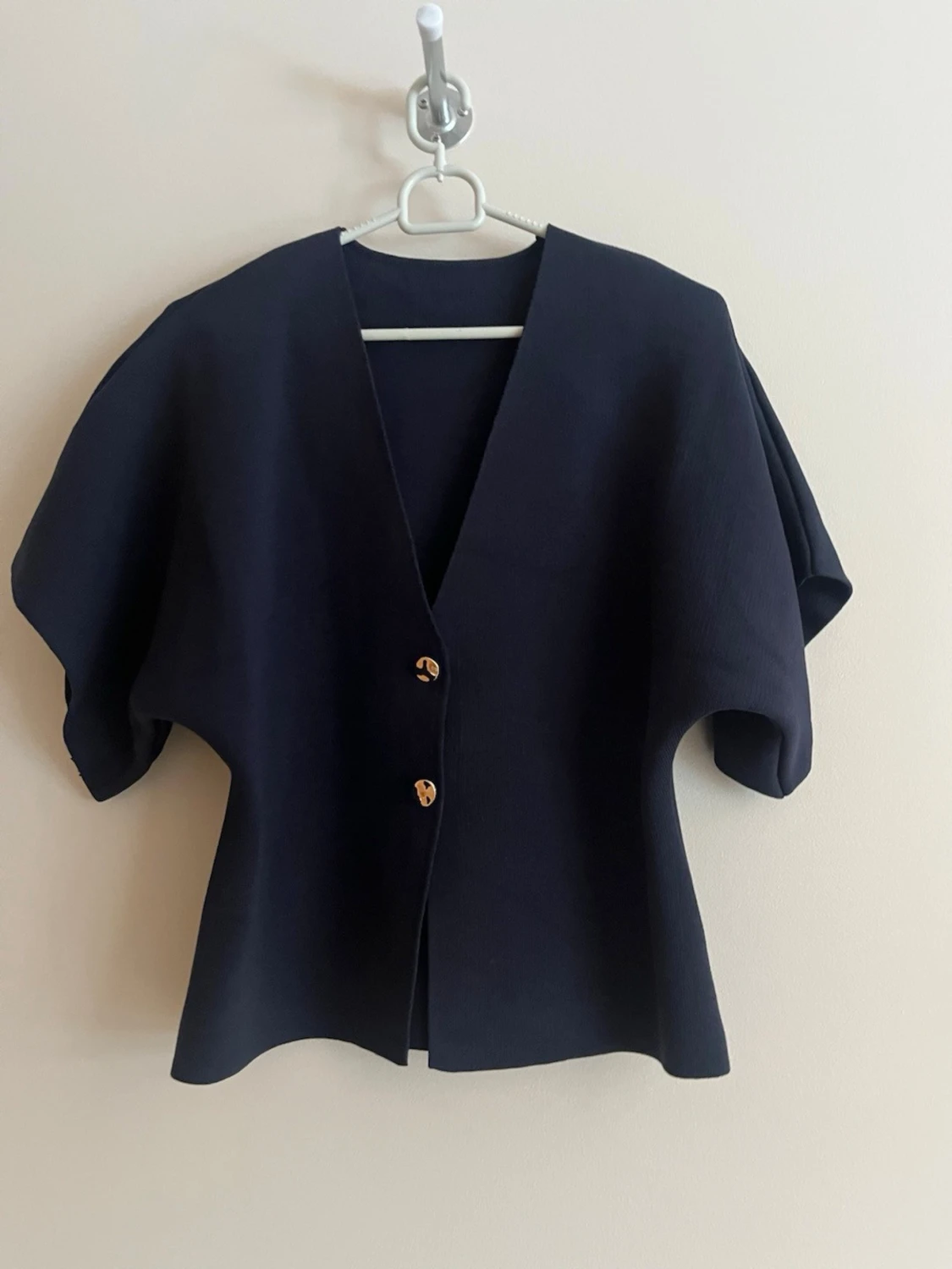 Svart kortärmad kofta med knappar - 1