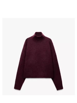 Vinröd stickad polotröja - Mysig vinröd stickad polotröja med avslappnad passform och långa ärmar. Tröjan har en hög krage och är tillverkad i ett mjukt, fluffigt material som ger en lyxig känsla. Perfekt för kalla dagar och enkel att styla till olika outfits. Använd fåtal ggr, säljer för att den it kommer till användning. hör av dig om du undrar något mer💕