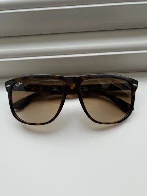 Ray Ban Boyfriends solglasögon  - Säljer ett par RB-4147 solglasögon! | Dom är i mycket fint skick finns någon mindre repa på glaset men inte märker av! | Utan fodral! | Storlek 60:15 | Ställ gärna frågor innan du köper!
