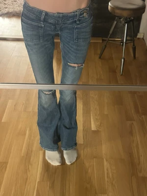 Low waist bootcut jeans Gina tricot - Säljer ett par mörkblå bootcut jeans från Gina Tricot. Sparsamt använda och inga slitage i botten av jeansen! I storlek xxs tall!  Från Gina Young 14+
