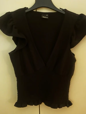 Festtopp från Gina  - Super söt topp med djup urringning, xxs men passar xs också