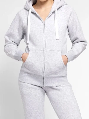 HOODZIP UNISEX ORIGINAL LIGHT GREY - Ljusgrå hoodie med dragkedja framtill, stora fickor och vit dragsko i huvan. Tillverkad i mjukt sweatshirtmaterial som är perfekt för chill dagar. Klassisk passform och ribbade muddar vid ärmslut och nederkant. Enkel och stilren design utan synligt märke.