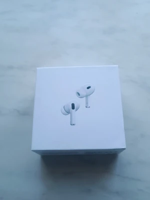 Apple AirPods Pro 2 trådlösa hörlurar - Säljer ett par Apple AirPods pro 2. Dem är använda en gång men var inte nöjd! ☺️