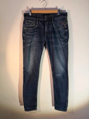 Replay Anbass - 1 Par mörkblå Replay Anbass med riktigt snygg tvätt. Storlek 29/34 men funkar bra för 30/33 också. Jeansen är i superbra skick, nypris: 1499kr. Tveka inte på att höra av er om ni har några funderingar!