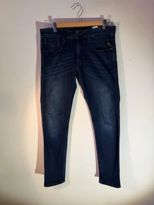 Replay Anbass - 1 Par mörkblå Replay Anbass med riktigt snygg tvätt. Storlek 29/31. Jeansen är i superbra skick, nypris: 1499kr. Tveka inte på att höra av er om ni har några funderingar!