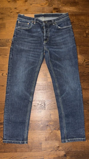 Dondup Jeans George  - Dondup Jeans George! Trendigaste jeansen på marknaden.  Ny pris=4000 kr Säljs för 899 kr         (Modellen har original slitningar från fabrik vilket är väldigt eftertraktat och populärt)