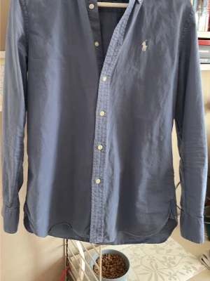 Ralph lauren skjorta - Ralph lauren skjorta med storleken Xs. Den är inte använd så mycket. 