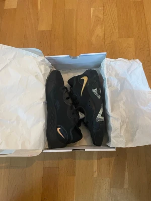 Nike basket skor (PG 6s) - Det här PG 6s. Bra kondition och är de mest bekväma skor jag har någonsin haft med jätte bra sula.  Storlek 42 men passar för 43 också
