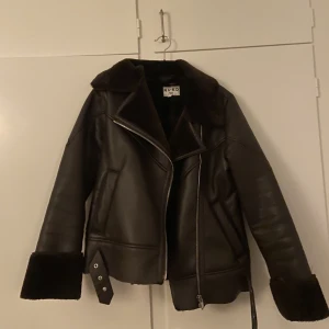 Brun skinnjacka  - Brun skinnjacka från nakd som inte längre säljs. Den är i nyskick 💫 Vid många intresserade blir det budgivning 