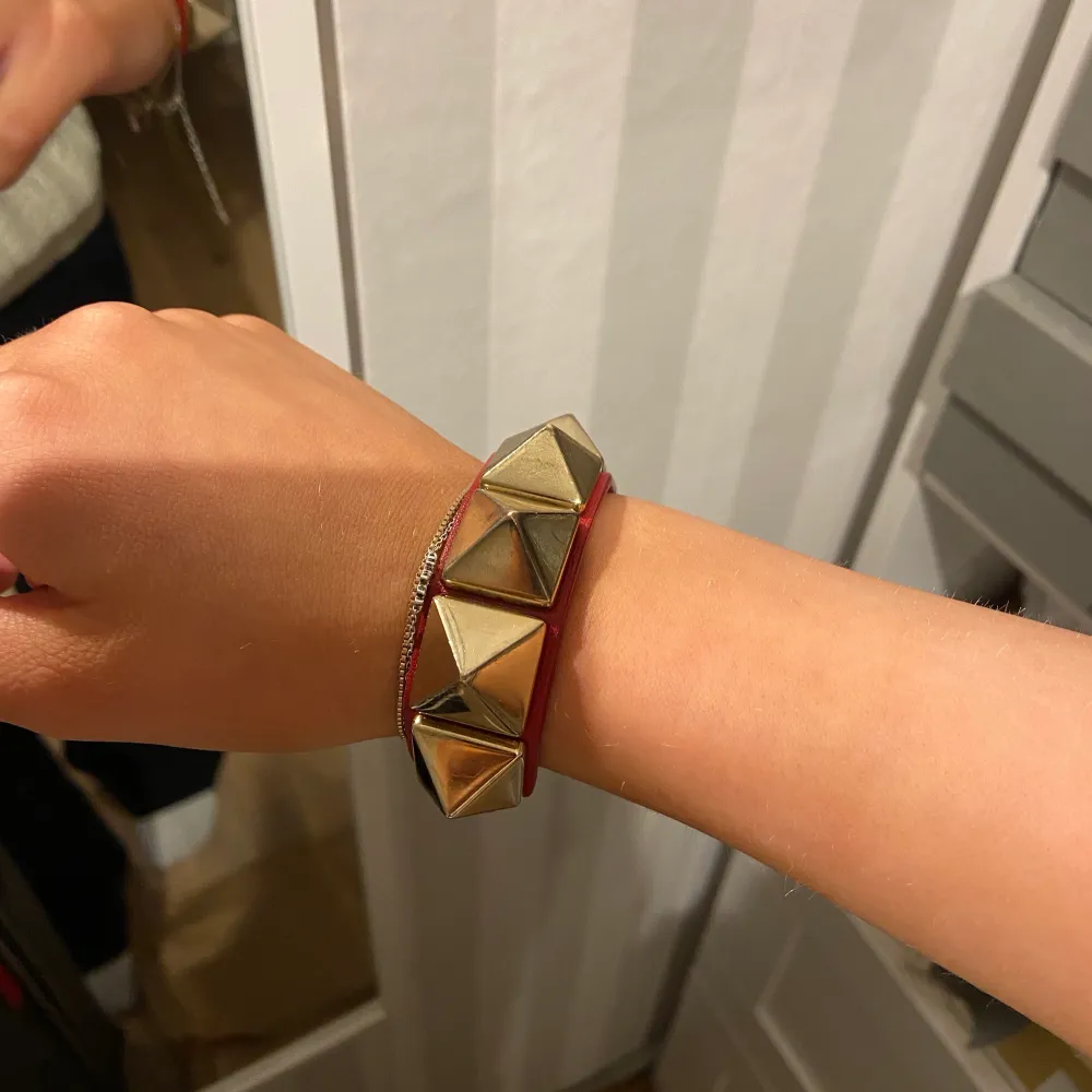 Rött valentino armband i unik design 🥰 super coolt och snyggg. Kontakta mig vid intresse. Accessoarer.