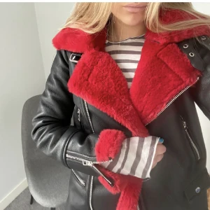 Skinnjacka  - Säljer denna skinnjackan då den inte kommer till användning! Tycker den är assnygg men har liknande ☺️ nypris 1100  Den är i storlek xs men passar S och upp till M!!