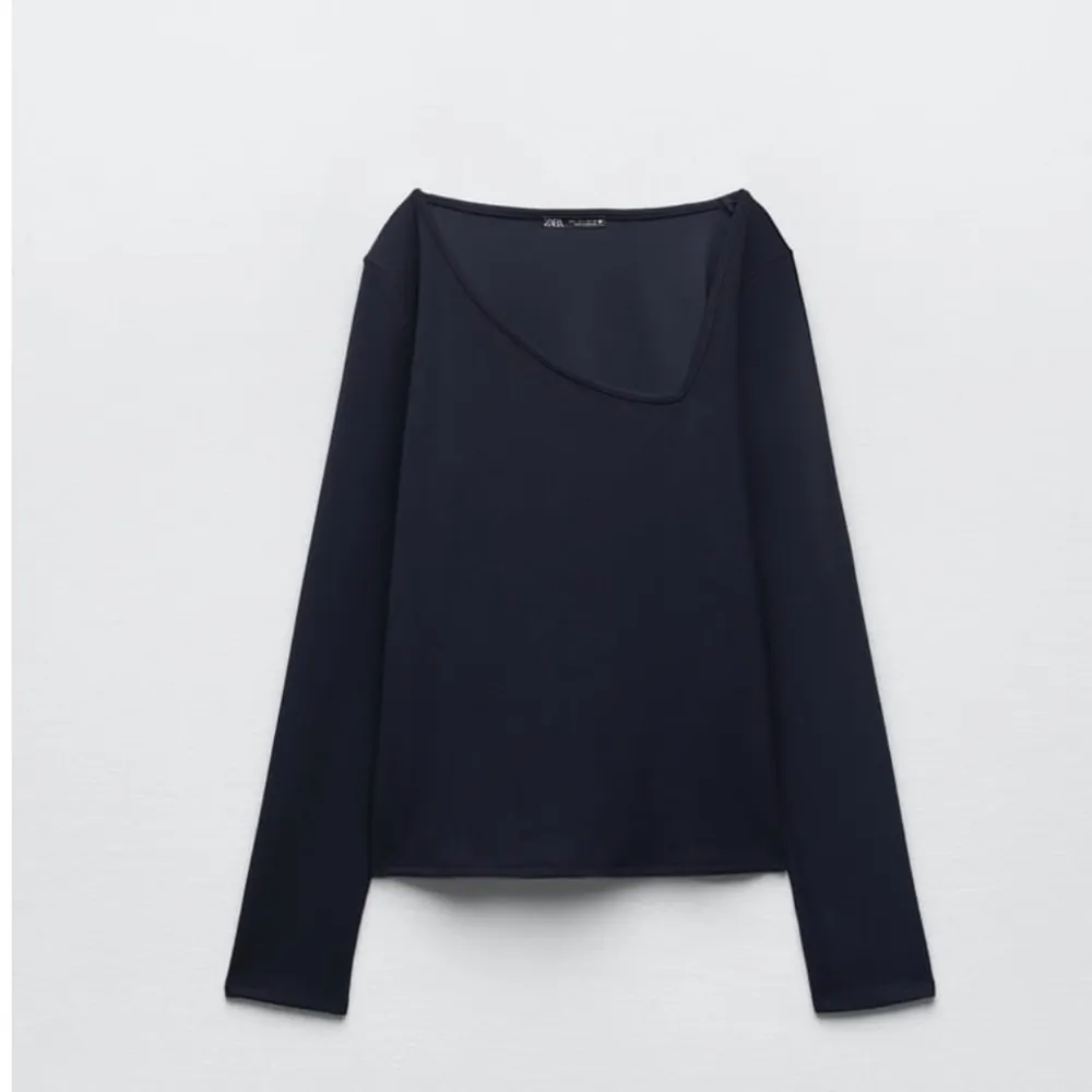 Denna jäytefina tröja från zara, har redan en i svart så får inte användning av denna lika mycket❤️bud på 200+ frakt, inte säker på om jag vill sälja så kollar vad jag kan få för den❤️. Toppar.