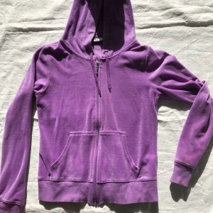 Hoodie - Munkjacka som liknar juicy couture, har ett tryck på baksidan storlek M